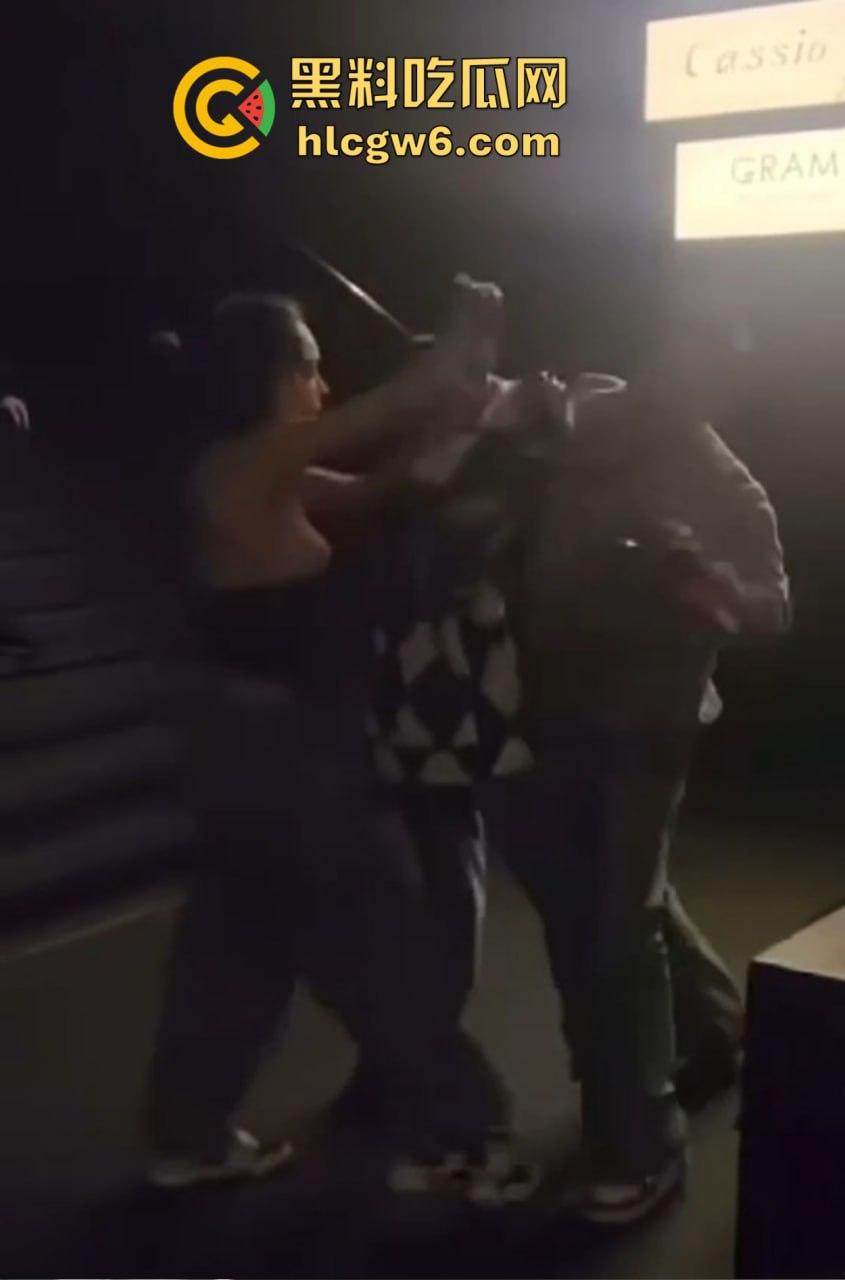 兰桂坊酒后大战,小伙醉酒直接上演抓奶神功龙爪手,妹子奶子被抓红怒而还手,两人街头扯头发打成一团!-9