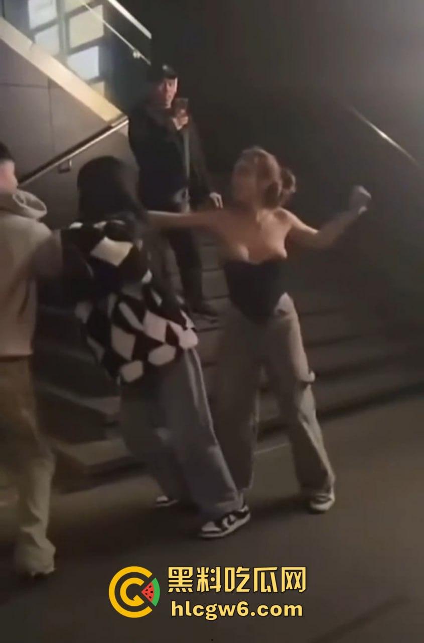 兰桂坊酒后大战,小伙醉酒直接上演抓奶神功龙爪手,妹子奶子被抓红怒而还手,两人街头扯头发打成一团!-10