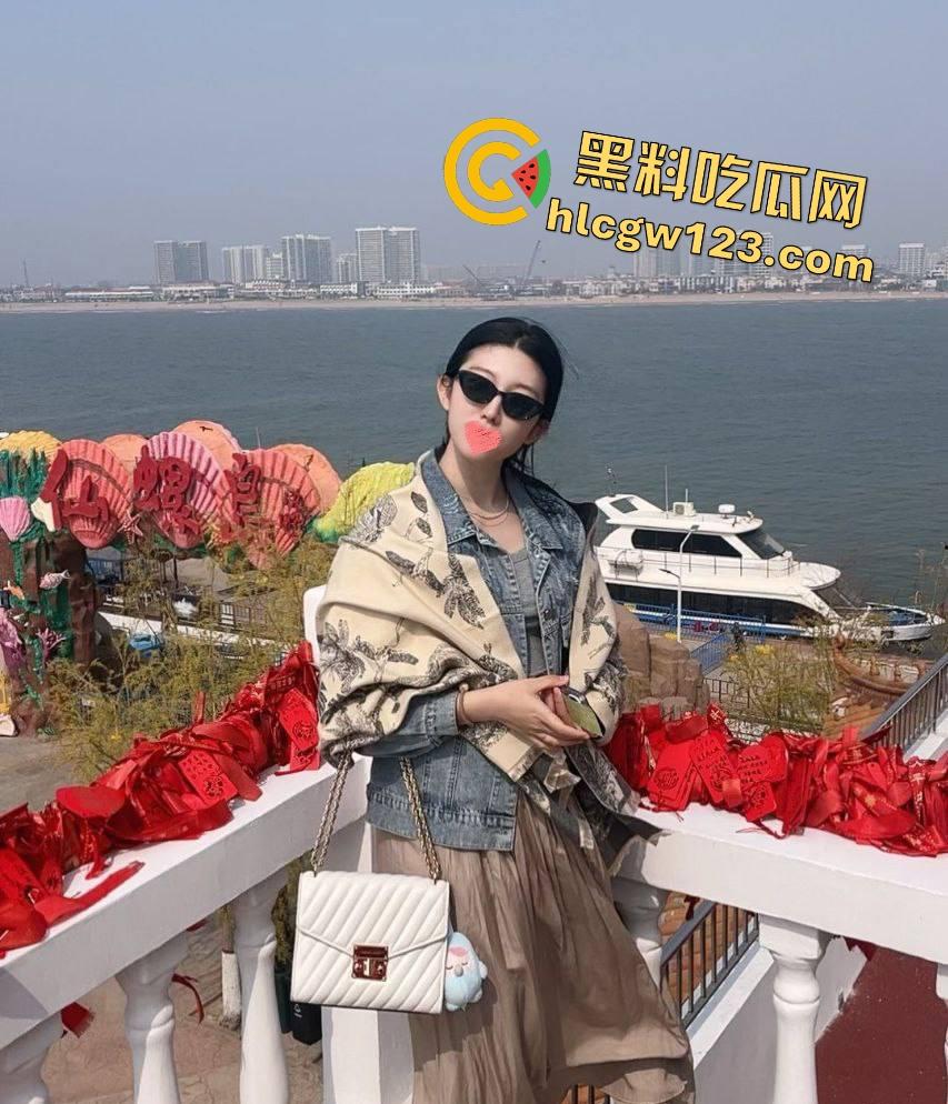 推特【爱妻yy】逼毛浓如熊毛，老公踩头舔脚，试衣间游乐场大胆露B险些被小孩看到！-2