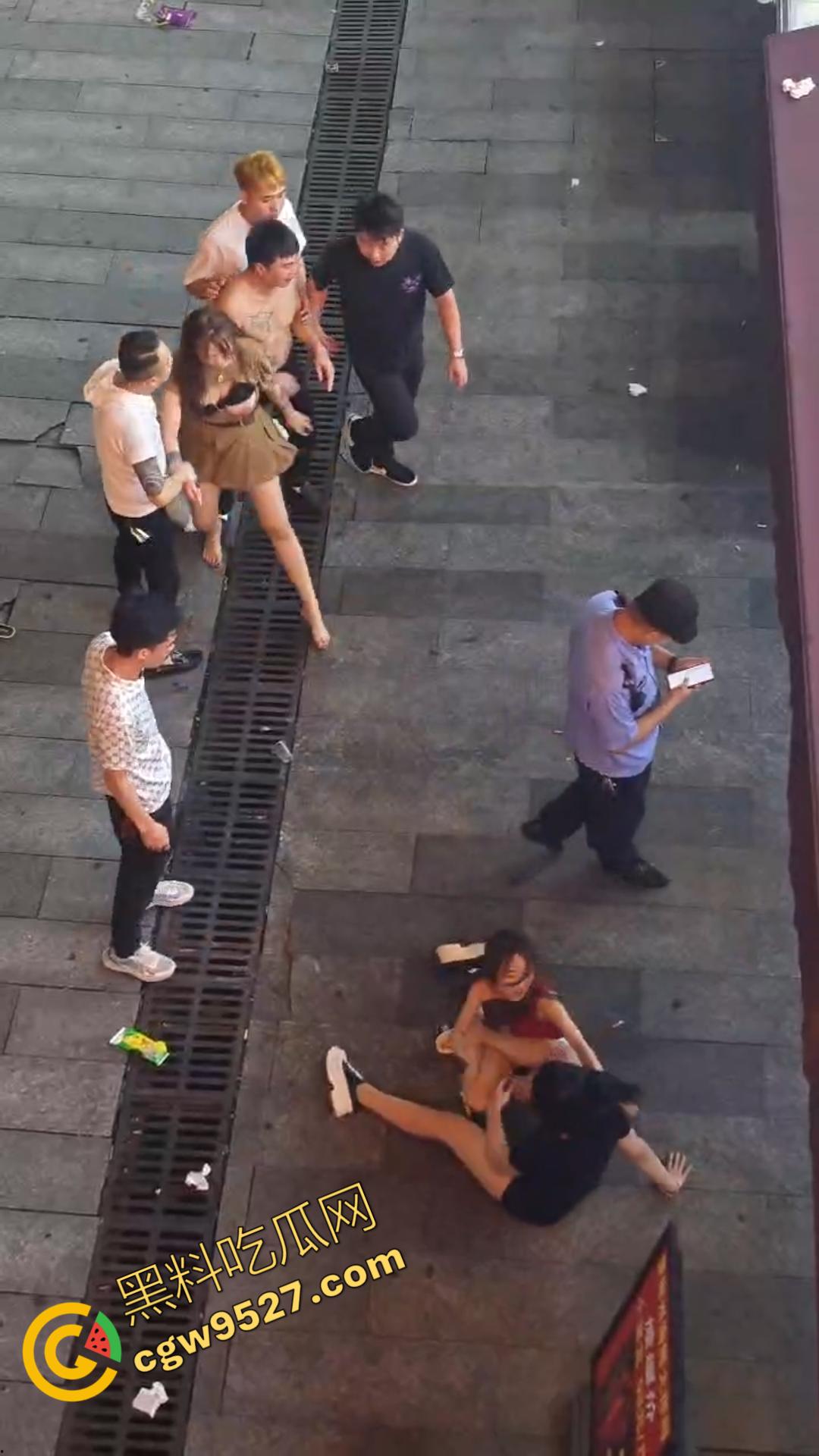 成都酒吧门口两女子街头打架视频流出！大奶美女打的奶子都蹦出来，酒吧门口荷尔蒙狂飙-1