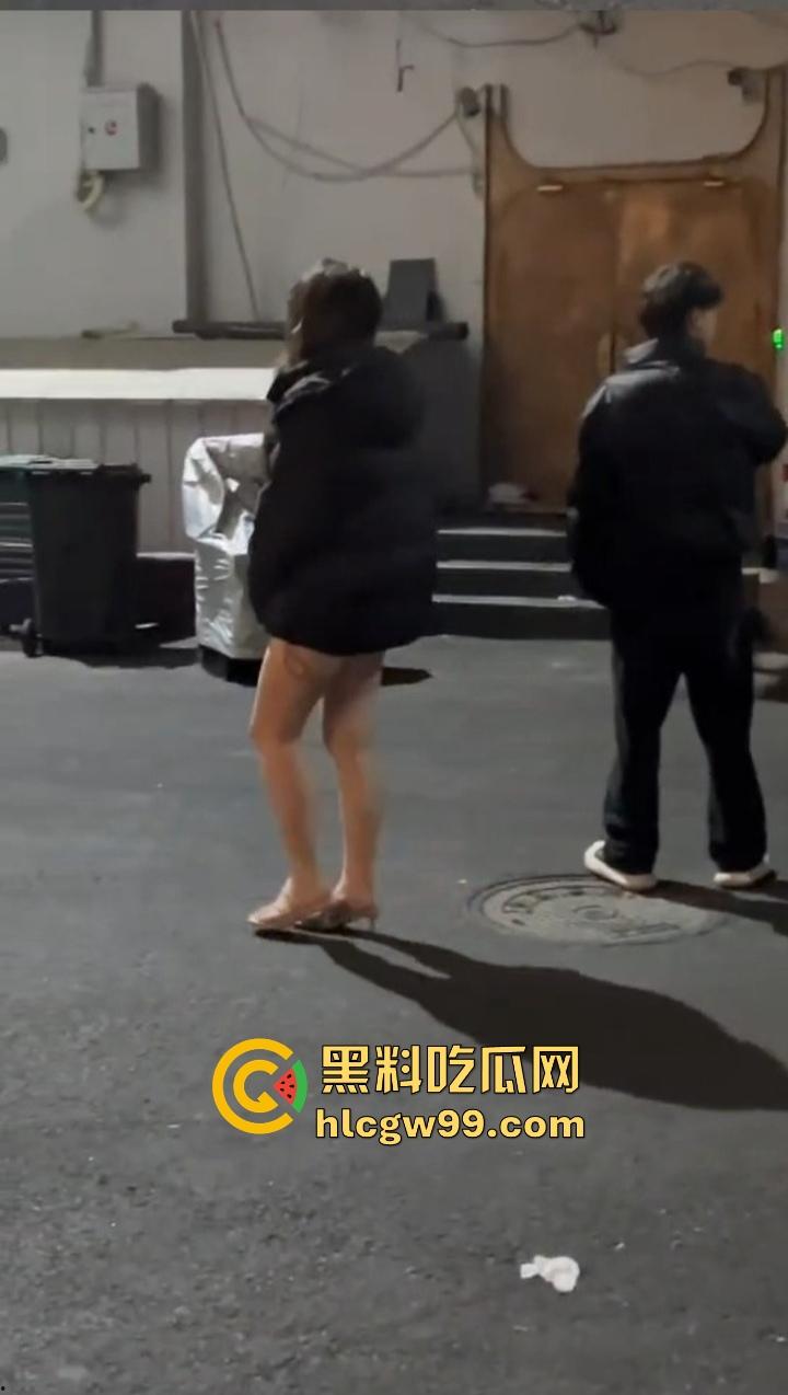 零下20度不穿裤子，光腿出门图啥？羽绒服配丝袜，逼却散热过猛，怕不是自带暖气片，属实只要风度不要温度！-7