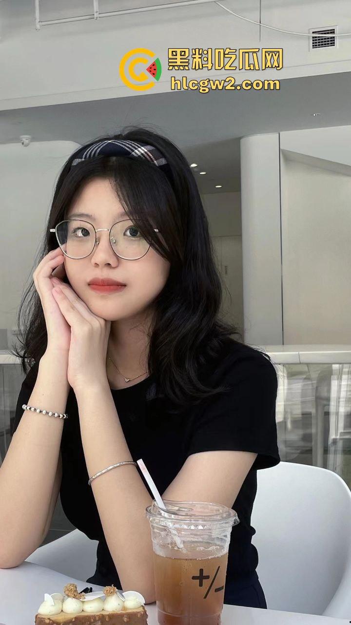 广西职业技术学院『严妍然』家里丝袜堆得跟小卖部似的！肉丝黑丝白丝轮番上演足交秀，男友被操到腿软！-14