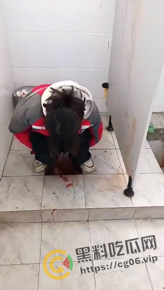 陕西咸阳旬邑县职田中学女生厕所生娃！跟拉屎一样直接拉出来  满地血浆 小孩估计早没气了  真的是地狱开局了-1