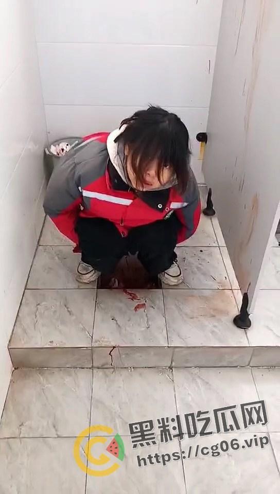 陕西咸阳旬邑县职田中学女生厕所生娃！跟拉屎一样直接拉出来  满地血浆 小孩估计早没气了  真的是地狱开局了-2