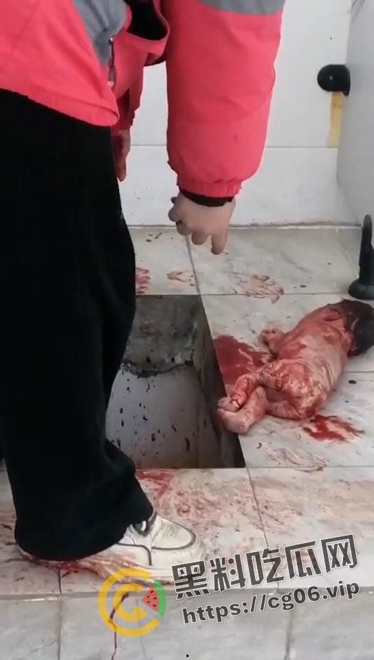 陕西咸阳旬邑县职田中学女生厕所生娃！跟拉屎一样直接拉出来  满地血浆 小孩估计早没气了  真的是地狱开局了-4