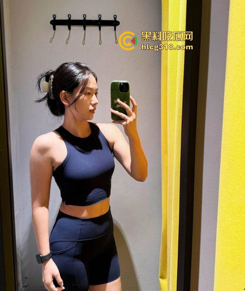 极品哺乳期宝妈【苏婷】为娃下海，酒店3P火爆开操，奶水喷射猛，操后入高潮颤抖淫荡十足！-2