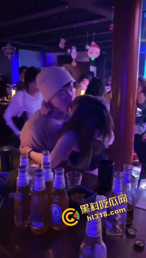 单身狗夜店必修课，喝醉勾搭人妻偷吃人妻鲍鱼，淫男乱女嗨翻全场，极致放荡夜生活曝光！-2