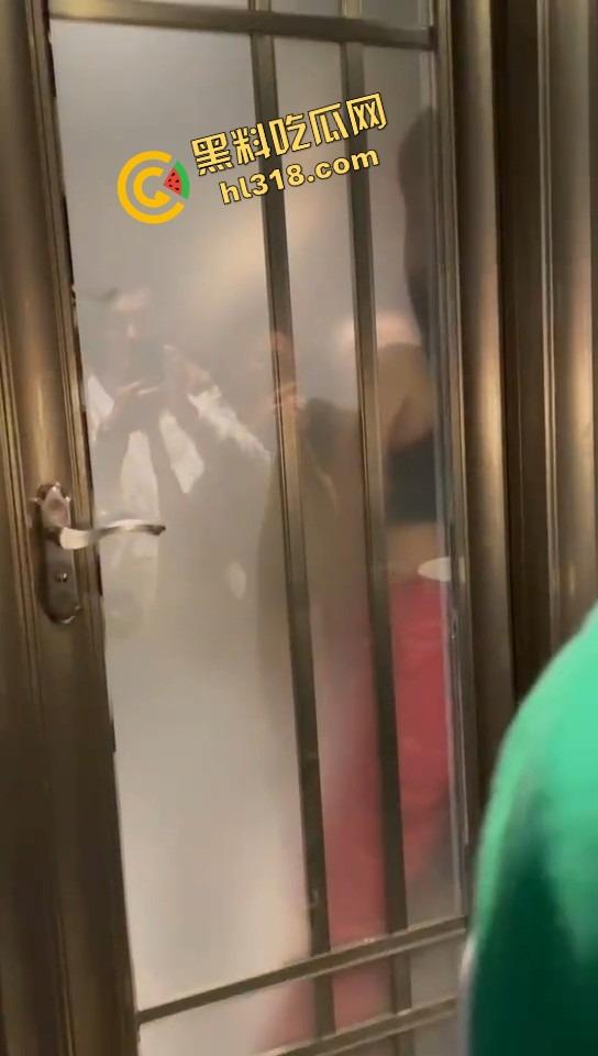 单身狗夜店必修课，喝醉勾搭人妻偷吃人妻鲍鱼，淫男乱女嗨翻全场，极致放荡夜生活曝光！-12