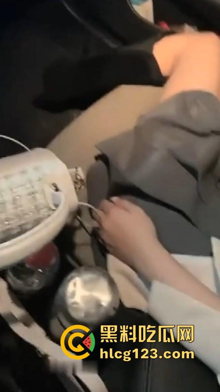 瓜友投稿：迷奸大学女同学，喝醉之后直接带到酒店内射，女主全程懵逼，估计以为是在做梦！-5