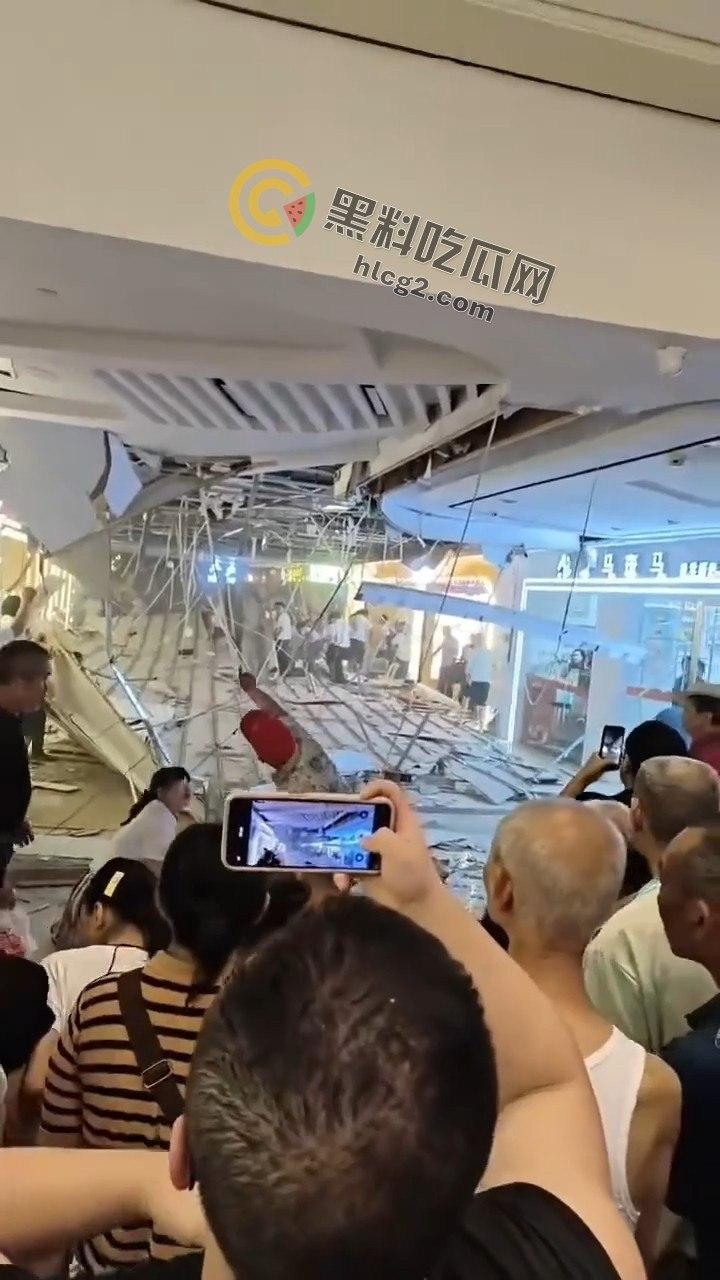 重庆商场吊顶坍塌致6人受伤：惊险瞬间全景回顾，安全隐患引关注-3