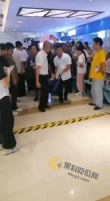 重庆商场吊顶坍塌致6人受伤：惊险瞬间全景回顾，安全隐患引关注-6