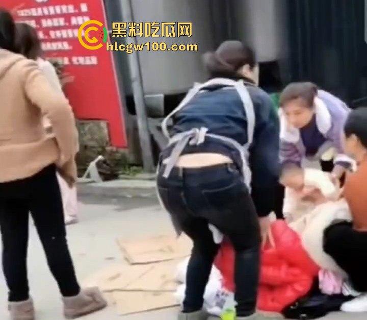 海南孕妇突然临产,围观群众路人见其纷纷帮忙,孩子顺利出生!!!-1