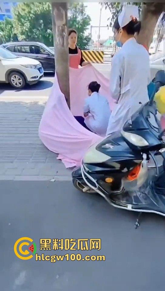 海南孕妇突然临产,围观群众路人见其纷纷帮忙,孩子顺利出生!!!-3