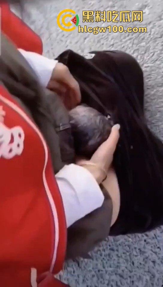 海南孕妇突然临产,围观群众路人见其纷纷帮忙,孩子顺利出生!!!-5