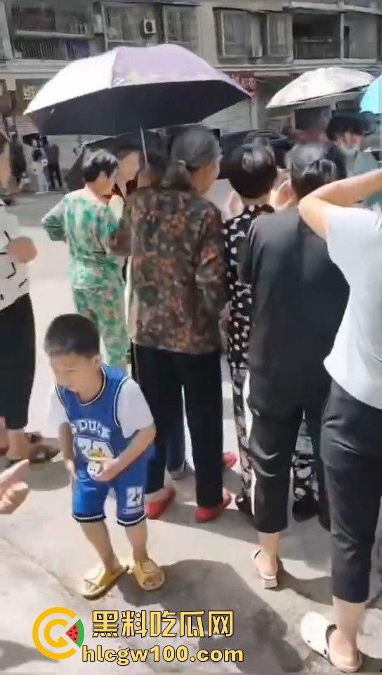 海南孕妇突然临产,围观群众路人见其纷纷帮忙,孩子顺利出生!!!-7