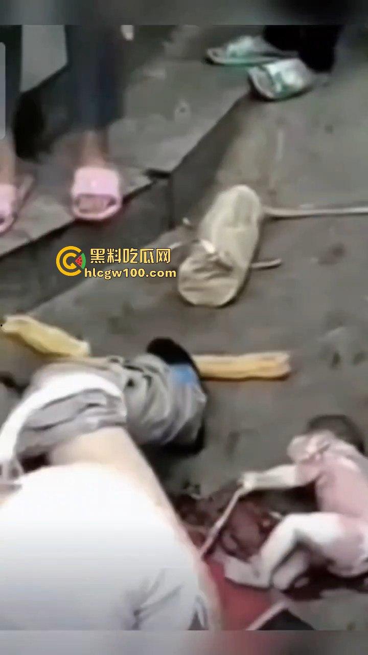 海南孕妇突然临产,围观群众路人见其纷纷帮忙,孩子顺利出生!!!-8