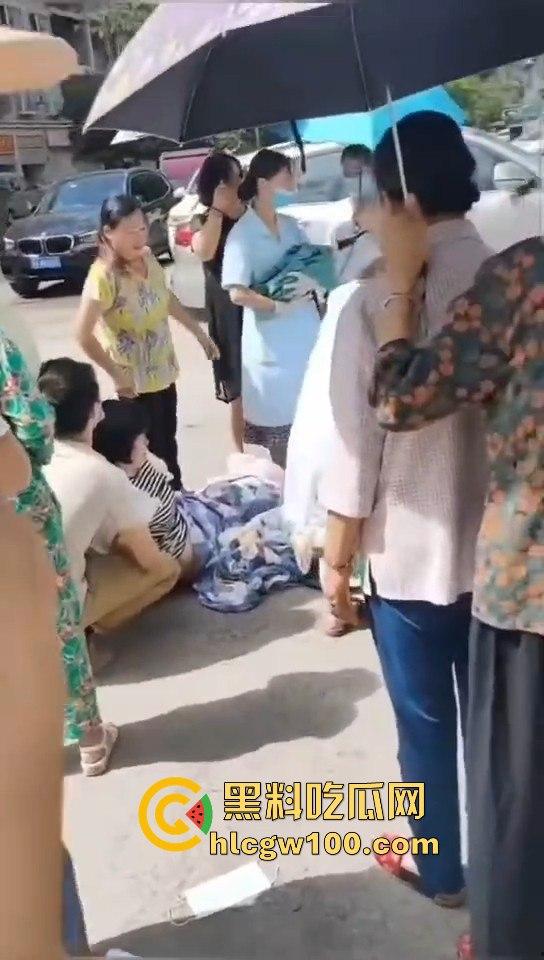 海南孕妇突然临产,围观群众路人见其纷纷帮忙,孩子顺利出生!!!-9