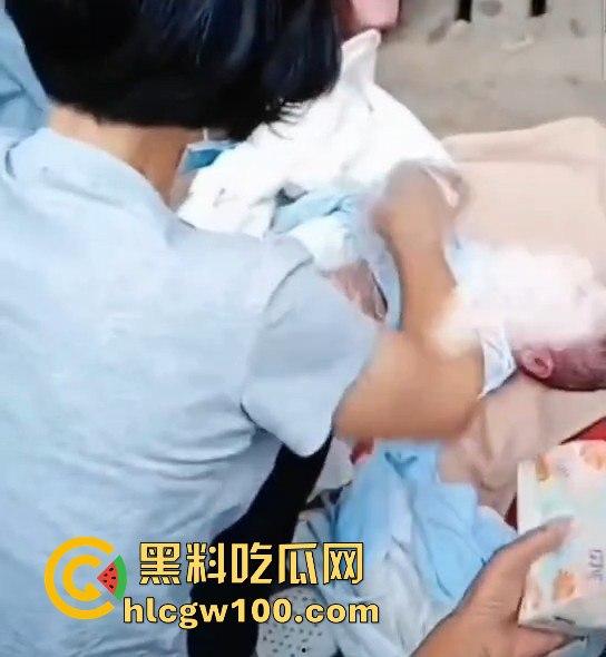 海南孕妇突然临产,围观群众路人见其纷纷帮忙,孩子顺利出生!!!-10