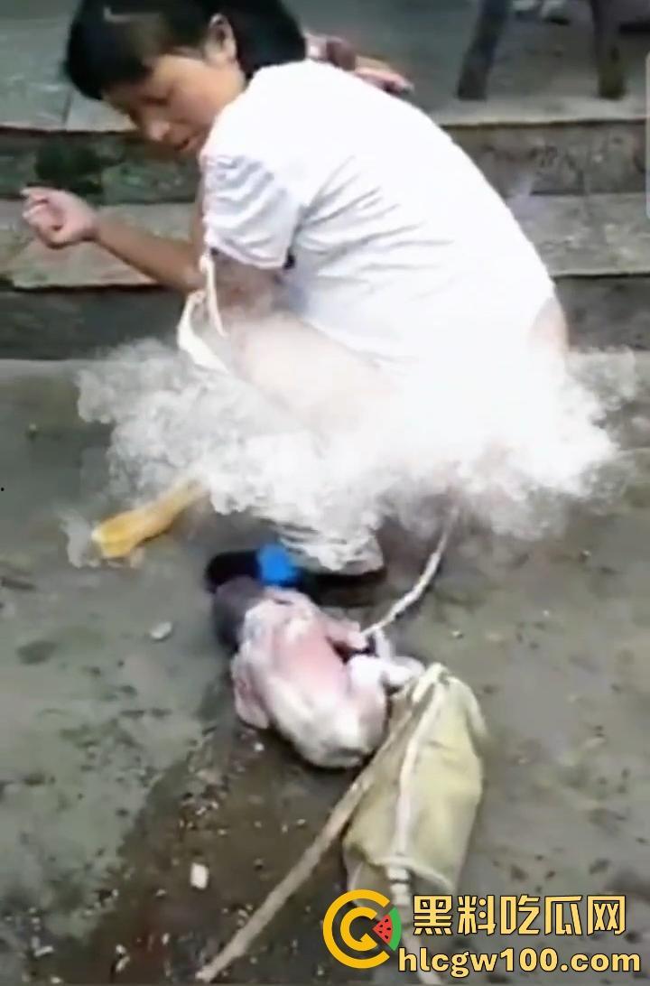 海南孕妇突然临产,围观群众路人见其纷纷帮忙,孩子顺利出生!!!-11