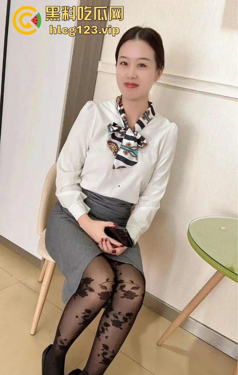 抖音爆料！江苏31岁人妻【你的晴姨】丝袜诱惑不穿内裤，妩媚撩人引发热议！-6