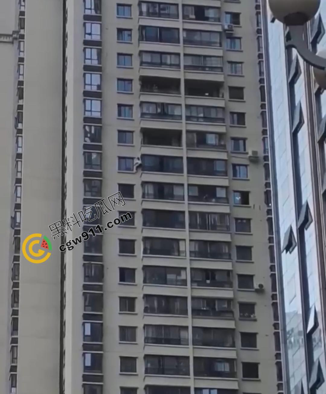 贵阳花果园男子因偷情被抓而被迫攀下30层高楼外墙，这一惊险操作被网友戏称：