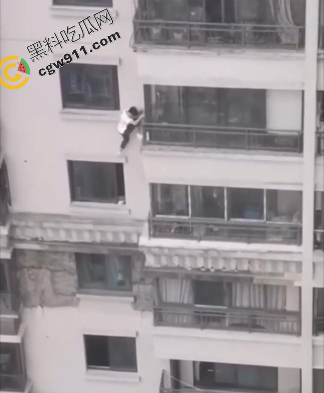 贵阳花果园男子因偷情被抓而被迫攀下30层高楼外墙，这一惊险操作被网友戏称：