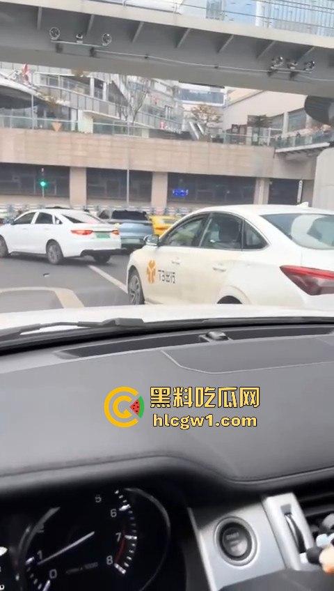 重庆沙坪坝黄色法拉利剐蹭私家车不算，还把车主揍得满地找牙！-3