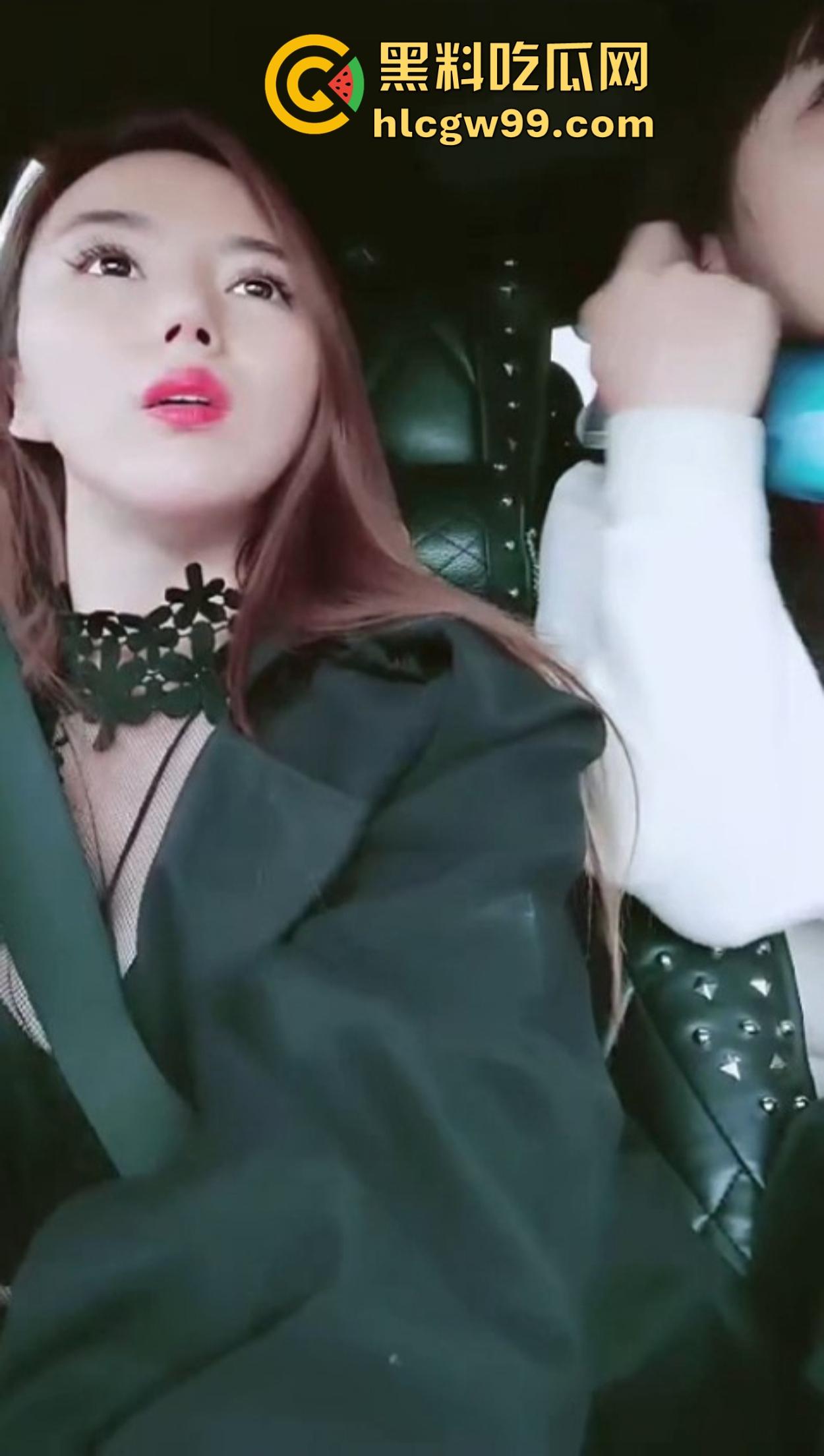 广西两少妇山头双飞局,野外垫子铺好直接开操,丁字裤勒小穴撩到炸,小哥怂归怂但带套有一手!-2