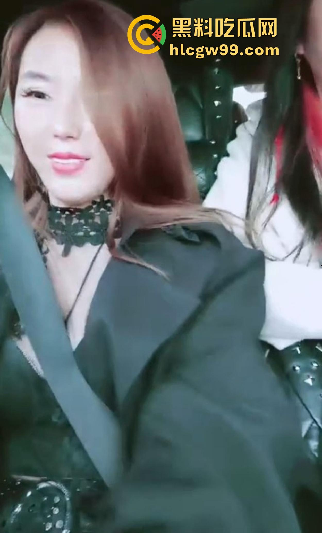 广西两少妇山头双飞局,野外垫子铺好直接开操,丁字裤勒小穴撩到炸,小哥怂归怂但带套有一手!-3