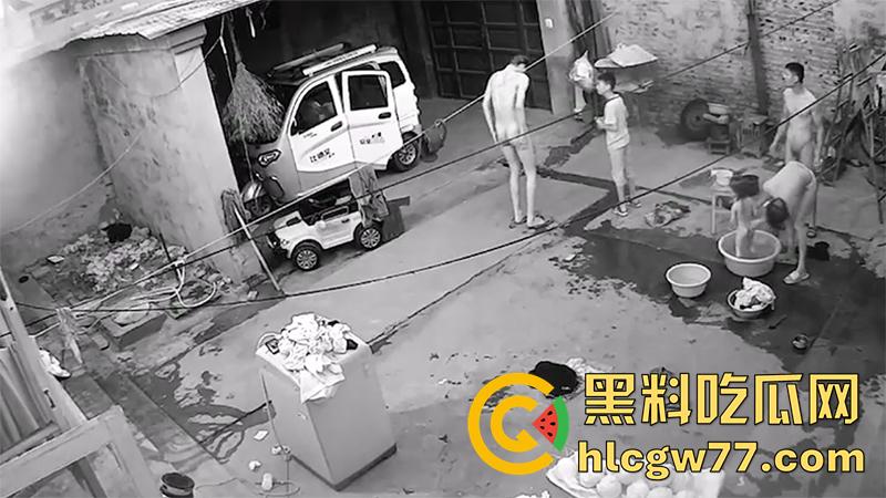 家庭摄像头破解，乱伦家庭户外洗澡，全身赤裸院子里等着洗澡，这骚妈身材还真奈斯啊！-1