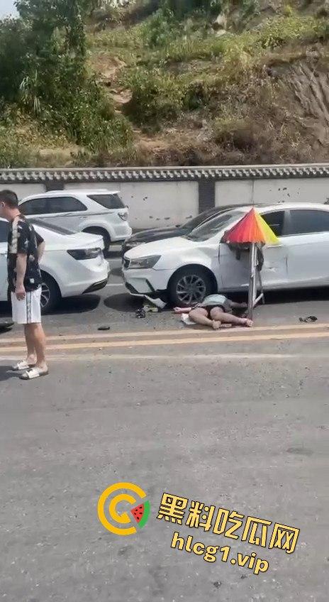 达州车祸五连撞酿惨剧，坦克300被撞翻，电动车司机惨遭碾压-4