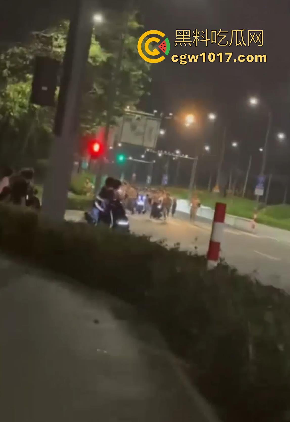 深夜街头惊现帮派斗争！赤裸染发精神小伙携带棍棒骑着鬼火到场，飞车撞人拳拳到肉血拼到底，完全不输电影场面！-1