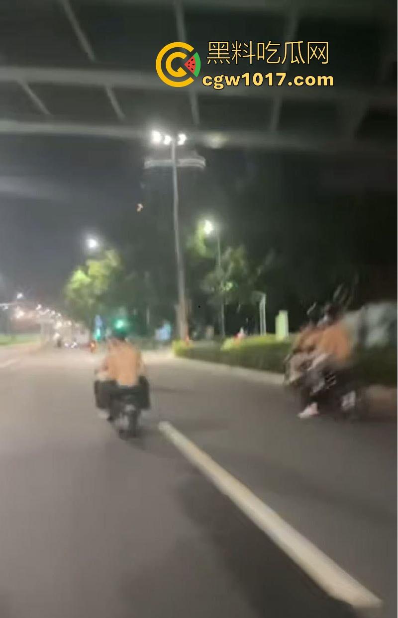 深夜街头惊现帮派斗争！赤裸染发精神小伙携带棍棒骑着鬼火到场，飞车撞人拳拳到肉血拼到底，完全不输电影场面！-4