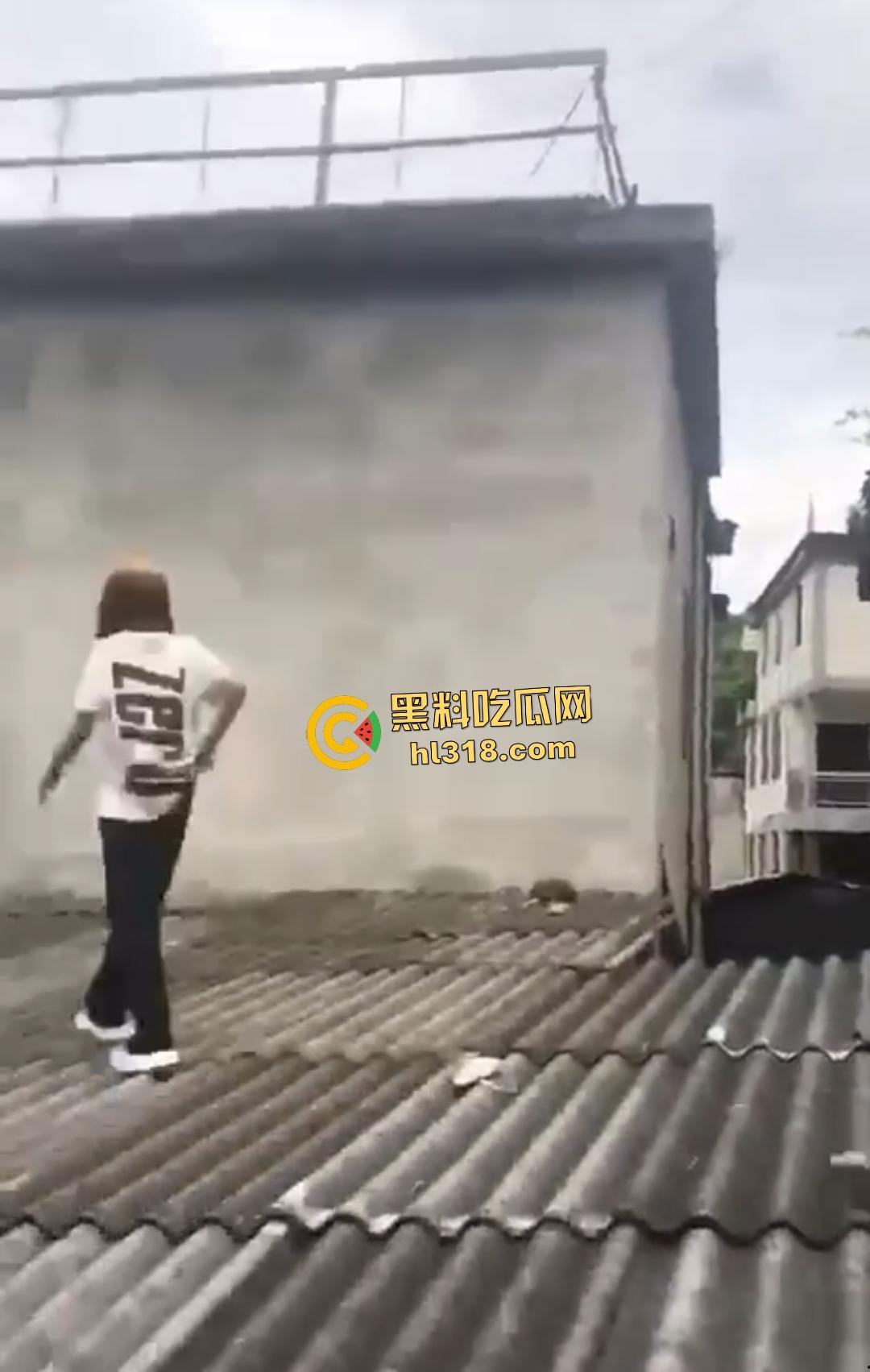 集美组团偷芒果翻车！白衣女孩瓦房“跳关”坠落陷阱，谁知这却是房主故意的陷阱！-2