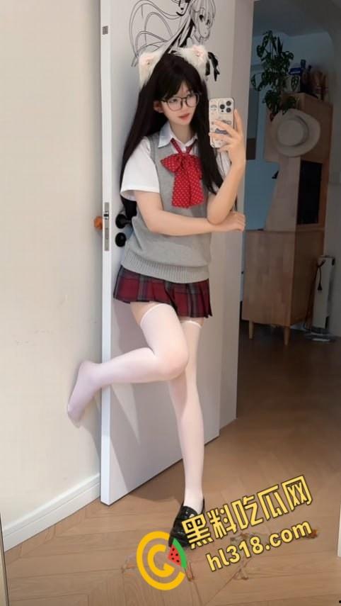 抖音50W粉丝网红【不想早起】，双马尾萝莉嫩妹，金主定制付费视频，简直就是宅男心中的女神们  !-2