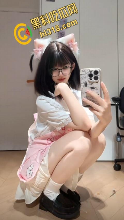 抖音50W粉丝网红【不想早起】，双马尾萝莉嫩妹，金主定制付费视频，简直就是宅男心中的女神们  !-4