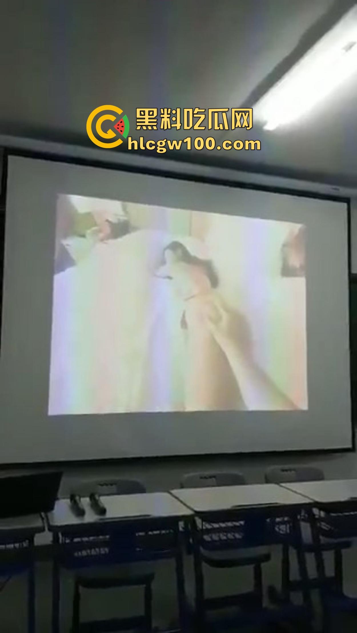 西安二中课堂播放A片事故,PPT切错引全班狂欢,女生羞红脸,男生暗地狂笑!-2