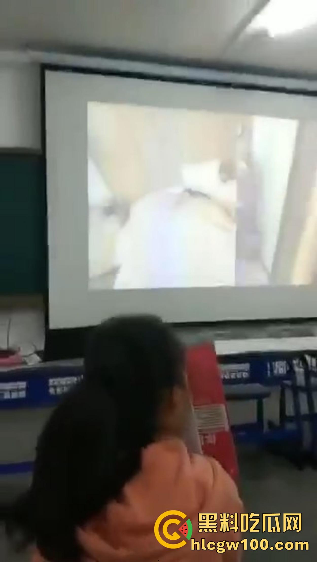 西安二中课堂播放A片事故,PPT切错引全班狂欢,女生羞红脸,男生暗地狂笑!-4