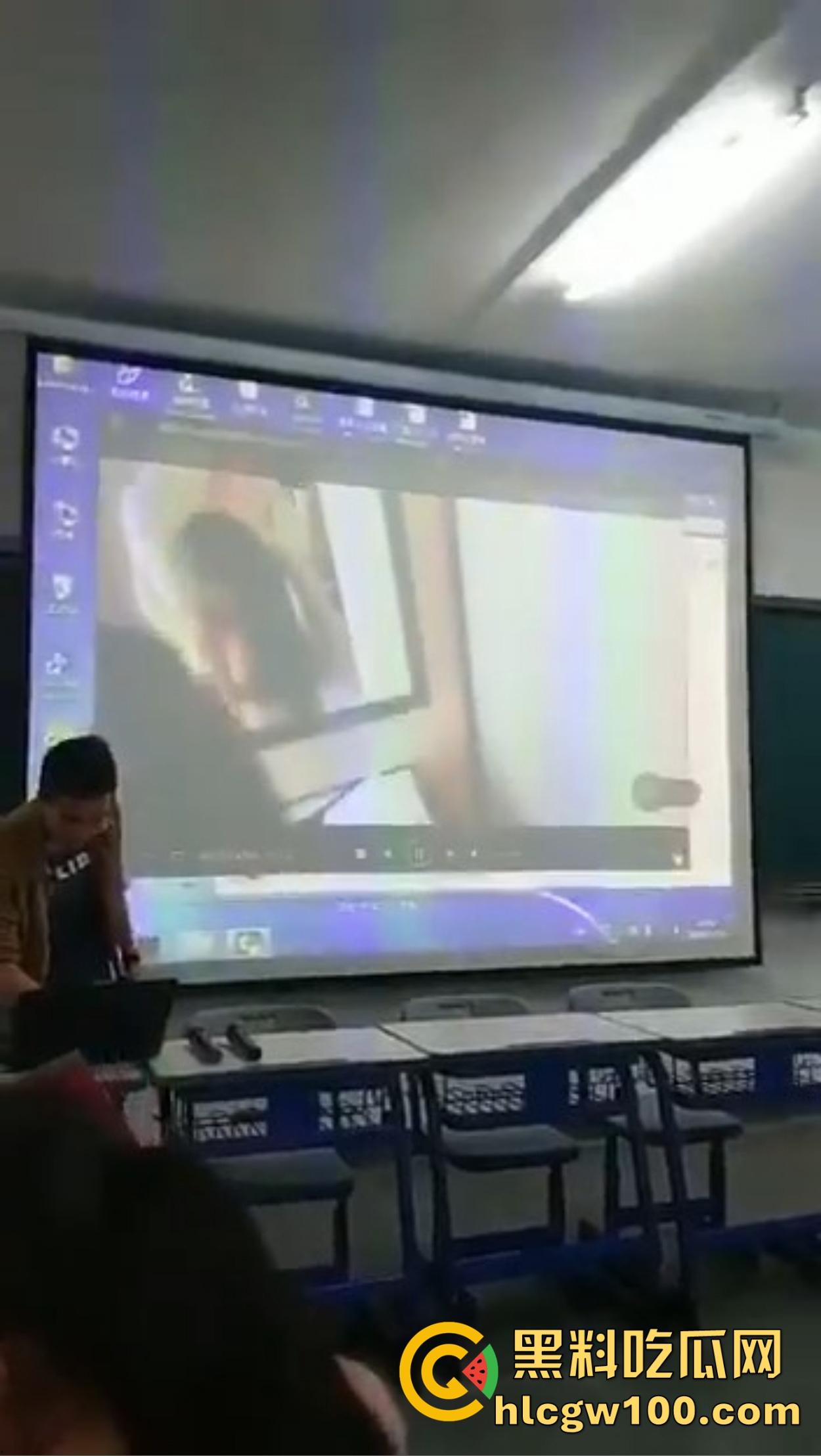 西安二中课堂播放A片事故,PPT切错引全班狂欢,女生羞红脸,男生暗地狂笑!-6