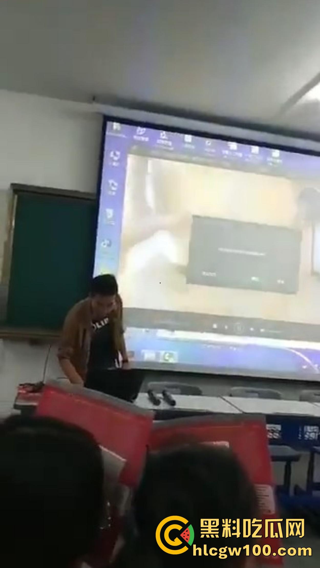 西安二中课堂播放A片事故,PPT切错引全班狂欢,女生羞红脸,男生暗地狂笑!-7
