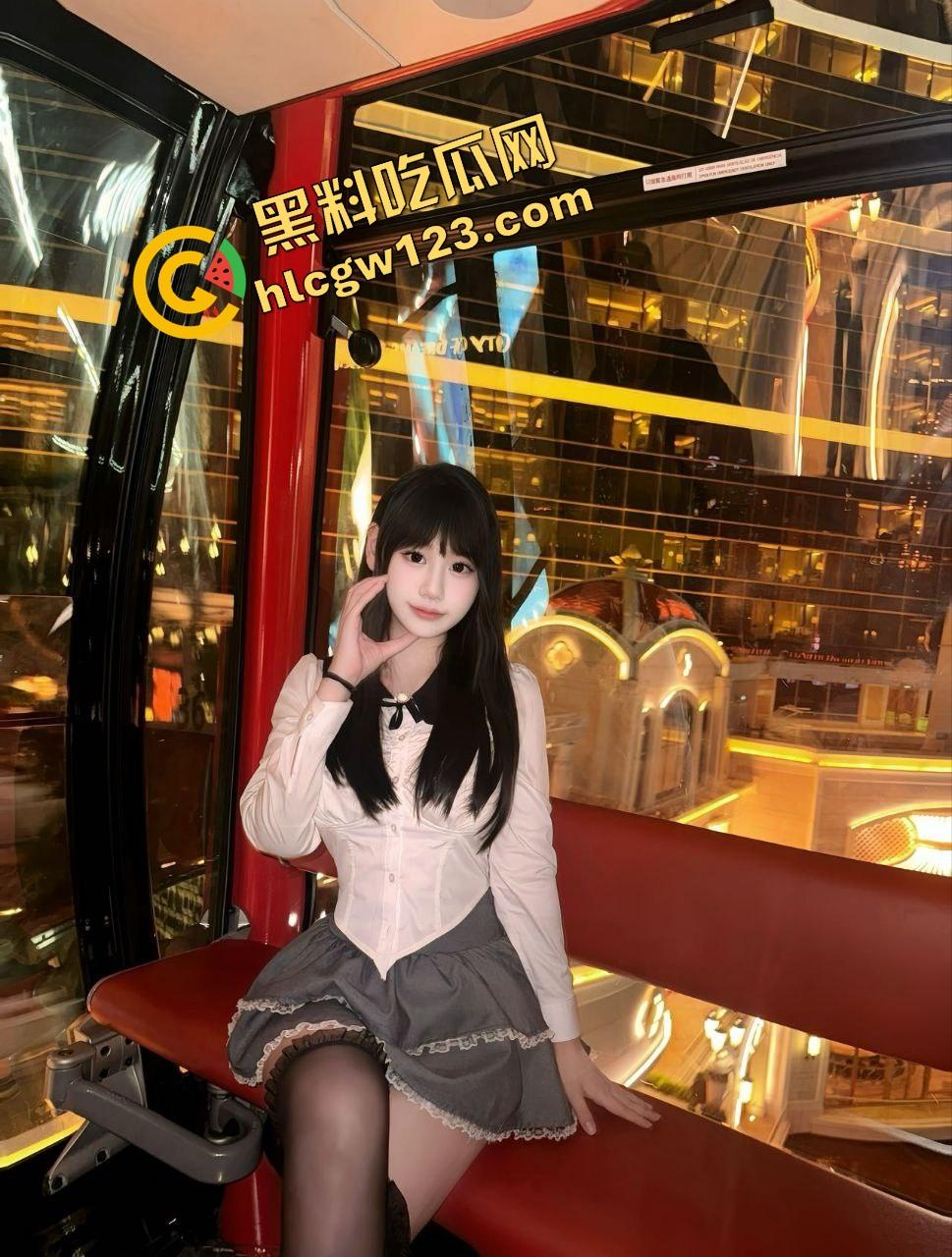 小仙女反向遛狗现场曝光，项圈戴自己脖子上被狗拽着跑，香菜生吃配狗粮，真把自己当狗了？-2