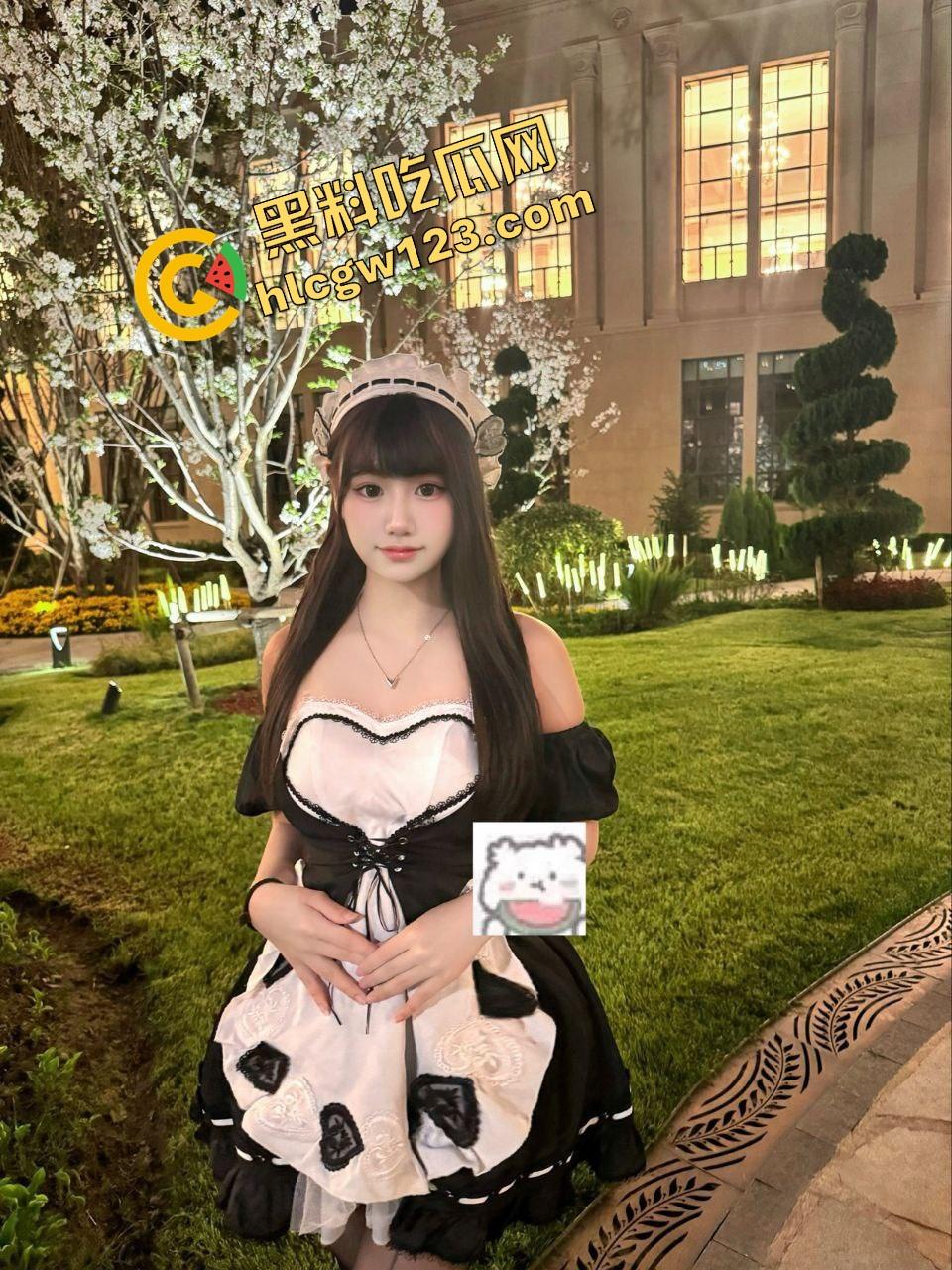 小仙女反向遛狗现场曝光，项圈戴自己脖子上被狗拽着跑，香菜生吃配狗粮，真把自己当狗了？-3