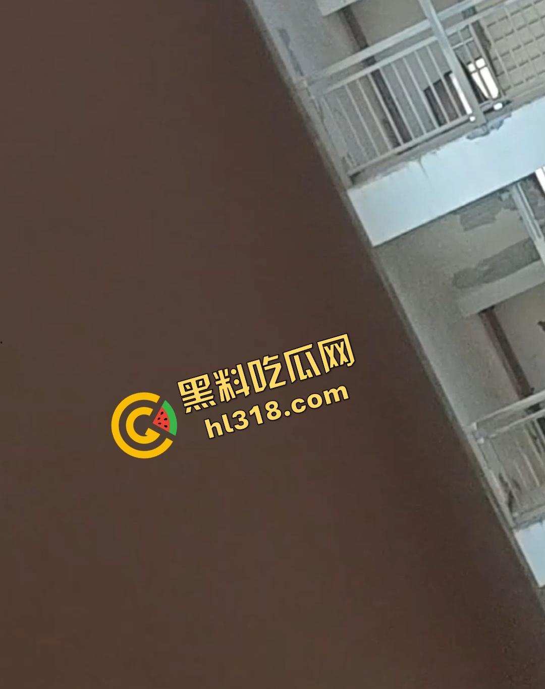 四川仁寿二职中学楼梯活春宫曝光,学生下课十分钟都憋不住,教学楼角落让女友当场口交,光天化日就敢玩!-1