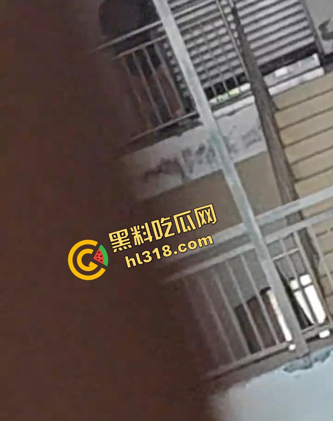 四川仁寿二职中学楼梯活春宫曝光,学生下课十分钟都憋不住,教学楼角落让女友当场口交,光天化日就敢玩!-5