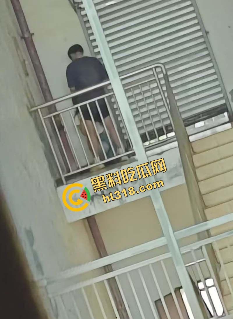 四川仁寿二职中学楼梯活春宫曝光,学生下课十分钟都憋不住,教学楼角落让女友当场口交,光天化日就敢玩!-8