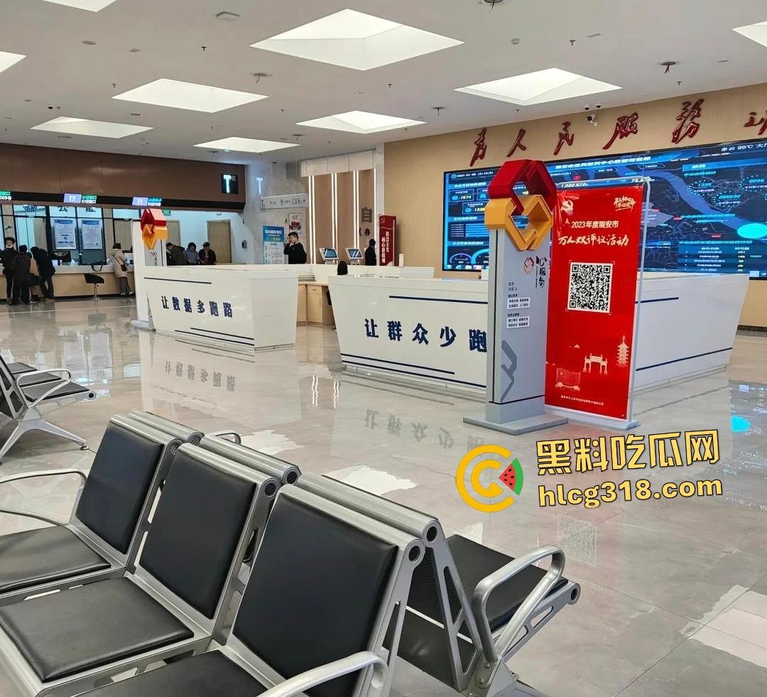 温州瑞安市政府服务中心自焚惨剧！男子因拆迁补偿不公绝望点火，保安狂灭火最后救出一具干尸！-2