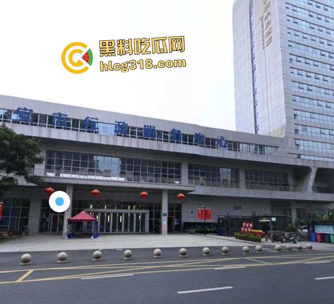 温州瑞安市政府服务中心自焚惨剧！男子因拆迁补偿不公绝望点火，保安狂灭火最后救出一具干尸！-3