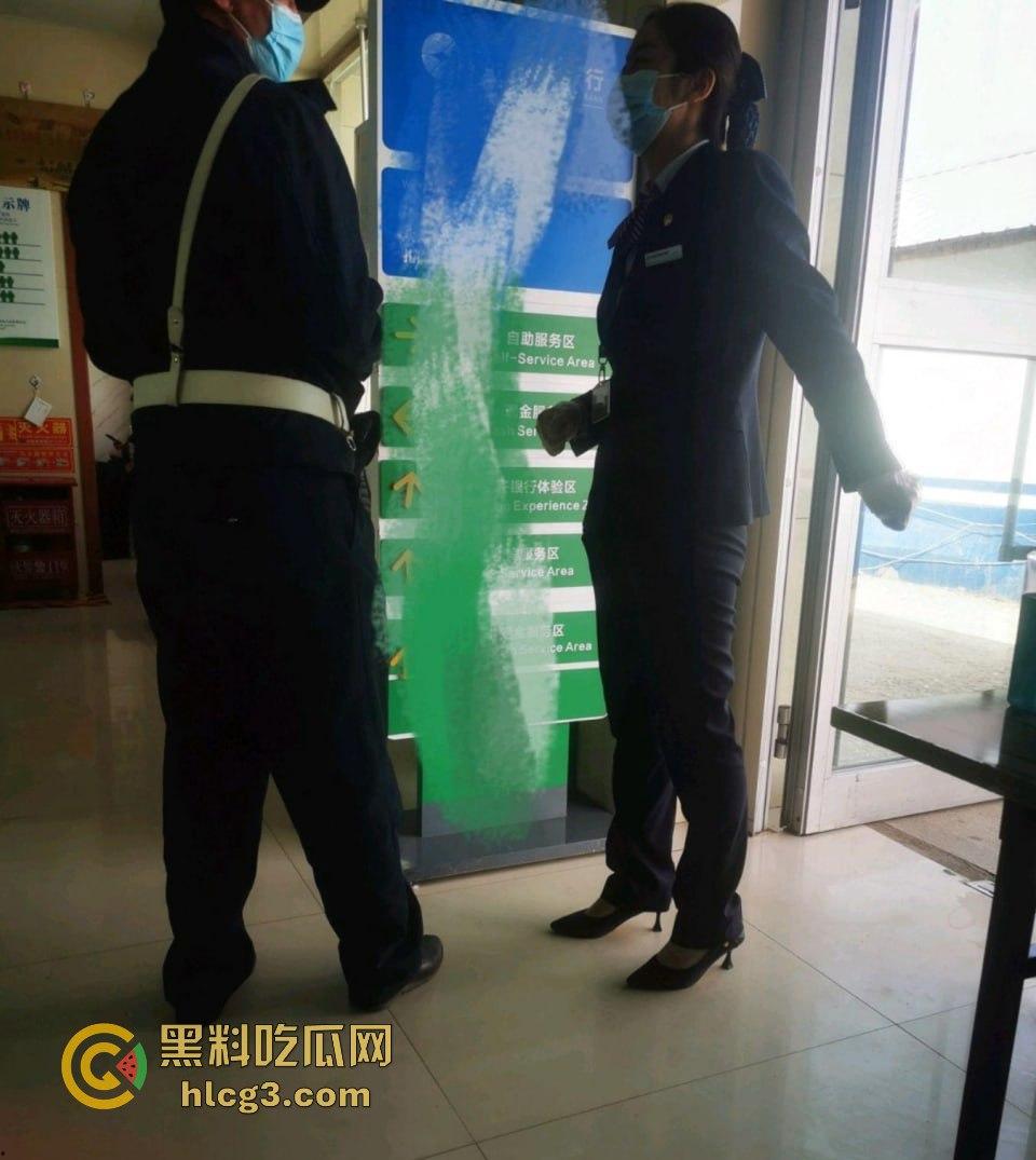 牛B大叔假装大客户，银行美女经理被套路至酒店，原来‘谈业务’只是为了‘免费服务’！-8