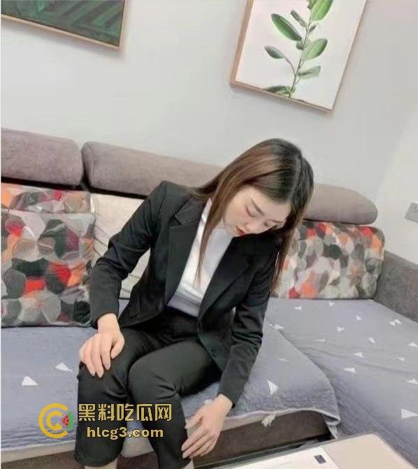 牛B大叔假装大客户，银行美女经理被套路至酒店，原来‘谈业务’只是为了‘免费服务’！-11