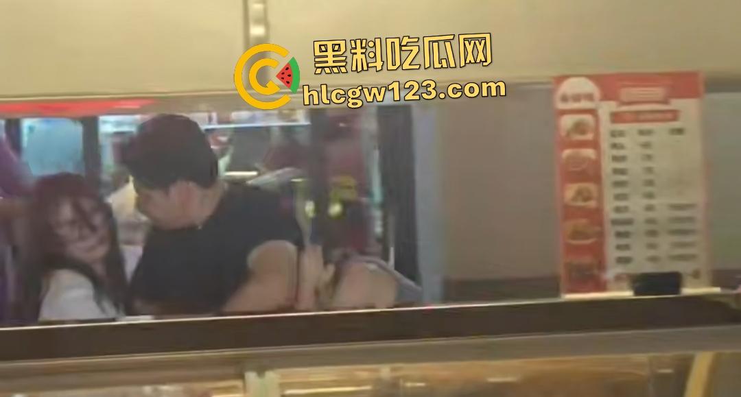 35岁渣男吃货店被A8富婆老婆抓奸!白裙怒撕灰裙小三,小伙子给你机会不中用呀!-2